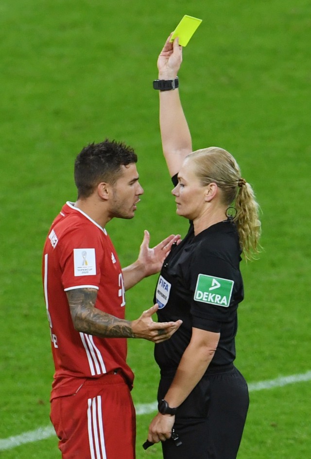 Bibiana Steinhaus wasit di laga Bayern vs Dortmund. Foto: Andreas Gebert/Reuters