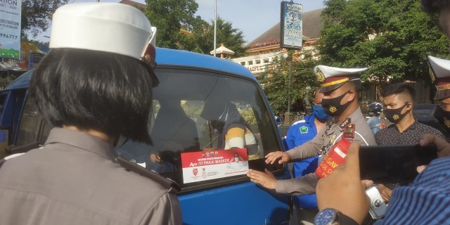 500 Kendaraan di Kota Malang Tertempel Stiker Imbauan Bermasker (1354)