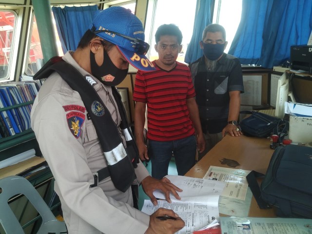 Polisi saat mengamankan pria yang menggunakan sertifikat atau ijazah pelaut palsu di Perairan Patimban. Foto: Dok. Istimewa