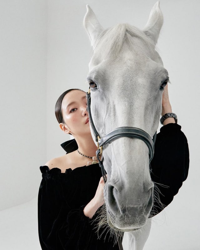 Kim Go Eun Tampil Gotik dalam Busana Marie Claire ...