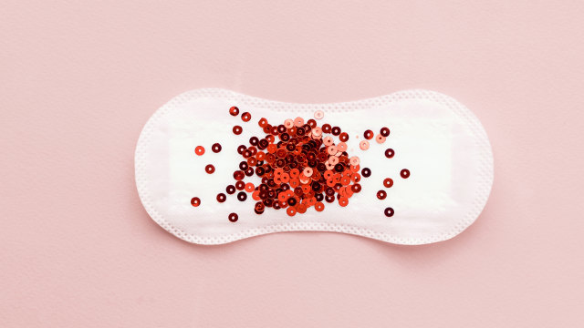 Pantone rilis warna merah seperti darah menstruasi. Foto: Shutterstock
