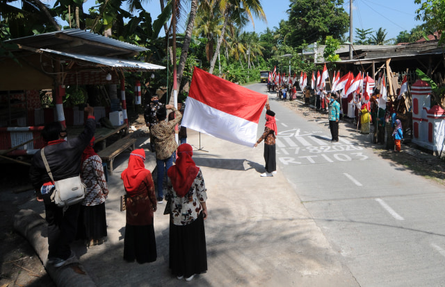 Sejumlah warga mengikuti upacara Hari Kesaktian Pancasila di Krakitan, Bayat, Klaten, Jawa Tengah, Kamis (1/10/2020). Foto: Aloysius Jarot Nugroho/ANTARA FOTO