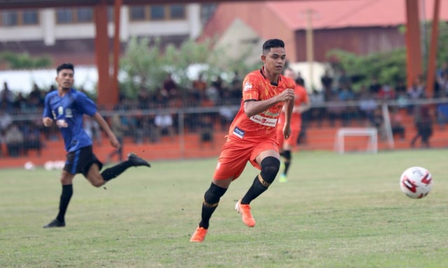 Miftahul Hamdi pemain Persiraja saat laga uji coba di Banda Aceh pada Sabtu (12/9) persiapan untuk kelanjutan Liga 1 2020. Foto: Suparta/acehkini