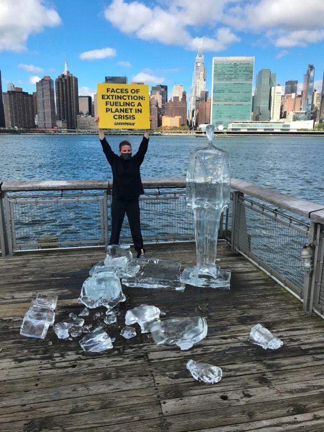 Aktivis Greenpeace memegang tanda di antara patung es presiden AS Donald Trump dan presiden Brasil Jair Bolsonaro yang mencair di seberang Markas Besar PBB, di Long Island City, New York. Foto: Laura BONILLA CAL/AFP