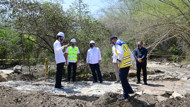 Presiden Joko Widodo (kiri) saat kunjungan kerja di Labuan Bajo, NTT. Foto: Biro Pers Sekretariat Presiden