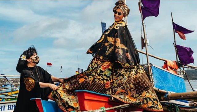Susi Pudjiastuti mengenakan batik rancangan Anne Avantie. Foto: Instagram @anneavantieheart