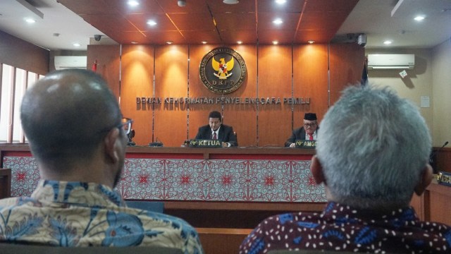 Ilustrasi: Plt Ketua DKPP Muhammad (tengah) memimpin sidang etik di Dewan Kehormatan Penyelenggara Pemilu (DKPP) di Jakarta, Kamis (16/1).  Foto: Fanny Kusumawardhani/kumparan 