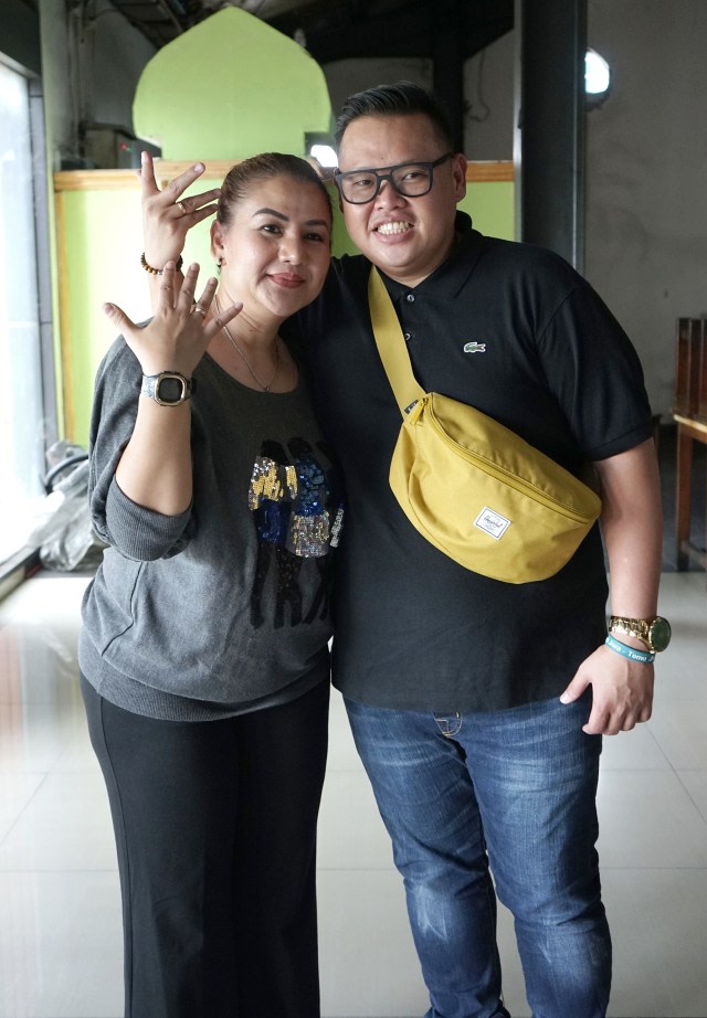 Presenter Reza Bukan bersama istrinya Serevina saat ditemui dikawasan Tendean, Jakarta, Selasa, (29/9). Foto: Ronny