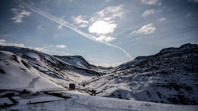 Hamparan salju di jalur Croix de Fer, di Col du Glandon, dekat Saint Colomban Des Villards, sebuah jalur gunung di Pegunungan Alpen Dauphine di Savoie, Prancis. Foto: JEFF PACHOUD/AFP