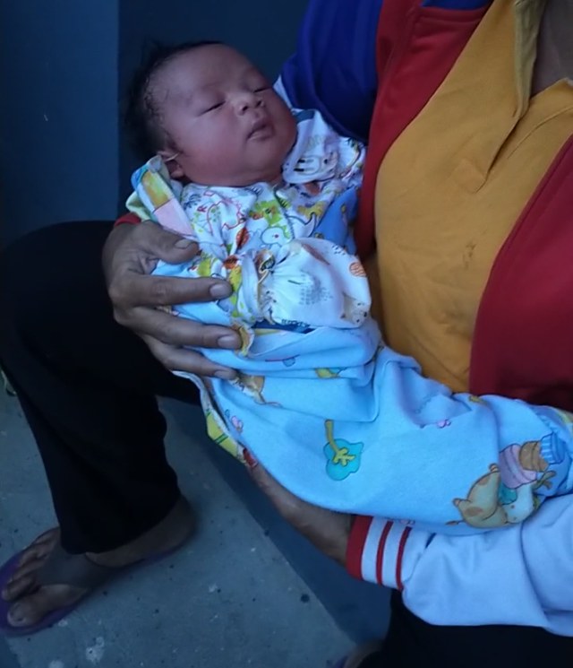 Seorang bayi yang baru dilahirkan terpaksa diungsikan karena pasar di sebelah rumah sakit tempat ia dilahirkan terbakar. Foto: Istimewa