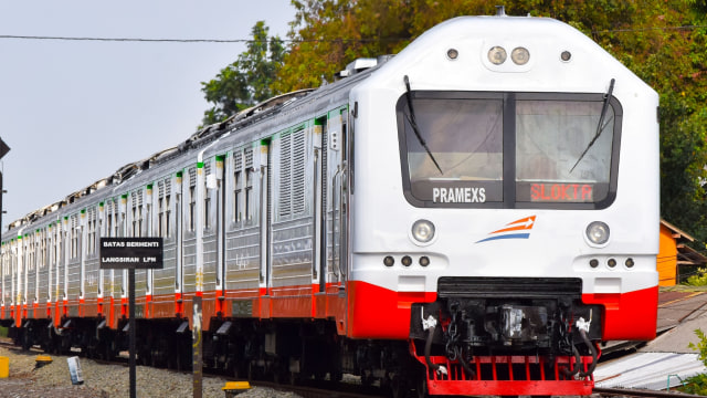 Kereta Api Prameks (Prambanan Ekspres). Foto: Shutter Stock