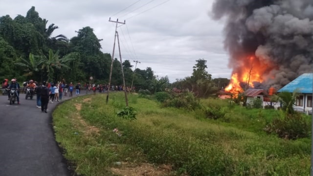 Kantor PMK Keerom ikut dibakar massa yang kecewa pengumuman CPNS formasi 2018. (Dok Polda Papua)