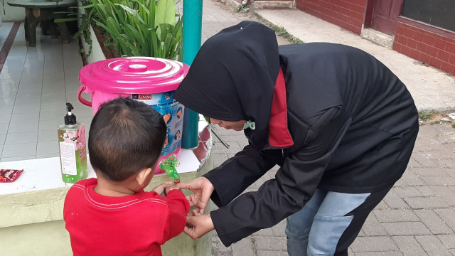 Mahasiswa UMM mengajarkan cara mencuci tangan yang baik dan benar pada anak TPA