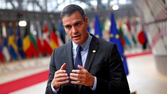 Perdana Menteri Spanyol Pedro Sanchez saat tiba untuk pertemuan tatap muka kedua di Uni Eropa, di Brussels, Belgia, Kamis (1/10). Foto: Francisco Seco/Pool via REUTERS