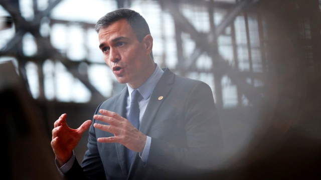 Perdana Menteri Spanyol Pedro Sanchez saat tiba untuk pertemuan tatap muka kedua di Uni Eropa, di Brussels, Belgia, Kamis (1/10). Foto: Francisco Seco/Pool via REUTERS