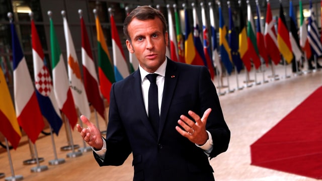 Presiden Prancis Emmanuel Macron saat tiba untuk pertemuan tatap muka kedua di Uni Eropa, di Brussels, Belgia, Kamis (1/10). Foto: Francisco Seco/Pool via REUTERS