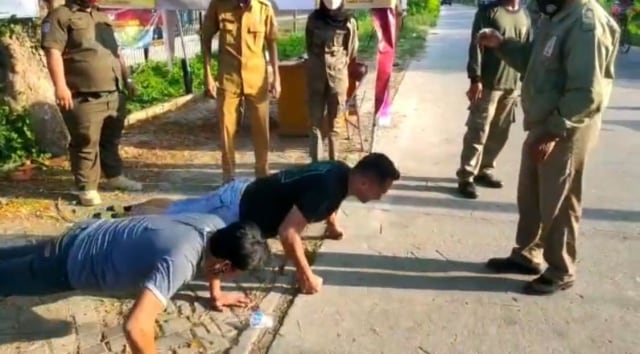 Yama Carlos Dihukum Push Up. Foto: Instagram Yama Carlos