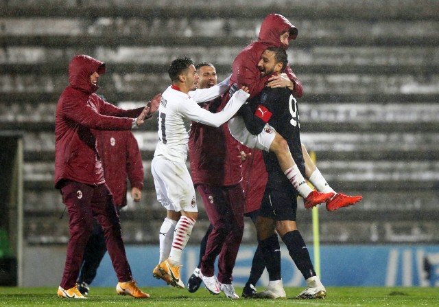 Momen adu penalti laga sepak bola Rio Ave vs AC Milan di Liga Europa. Foto: Rafael Marchante/Reuters