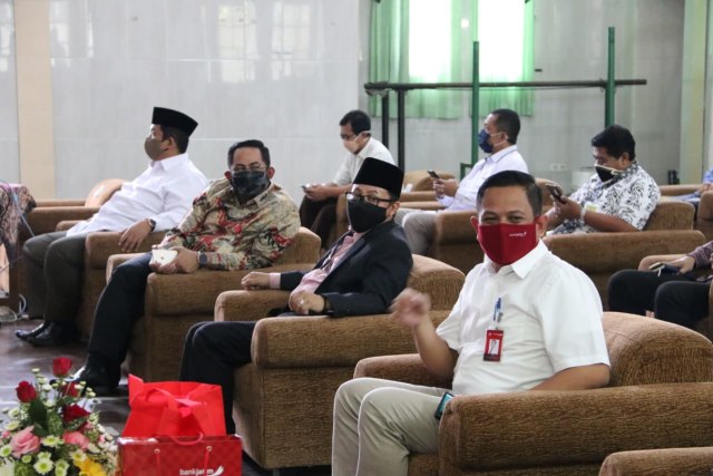 dari kanan, Kepala Bank Jatim Malang Bambang Ismono, Wali Kota Malang Sutiaji, dan Kepala OJK Malang Sugiarto Kasmuri. foto: feni yustia