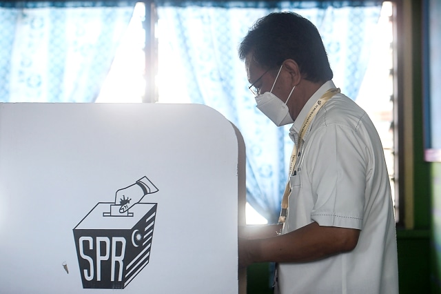Presiden Partai Warisan Sabah Shafie Apdal memberikan suara selama pemilu di Semporna, Sabah, Malaysia, (26/9) Foto: AFP