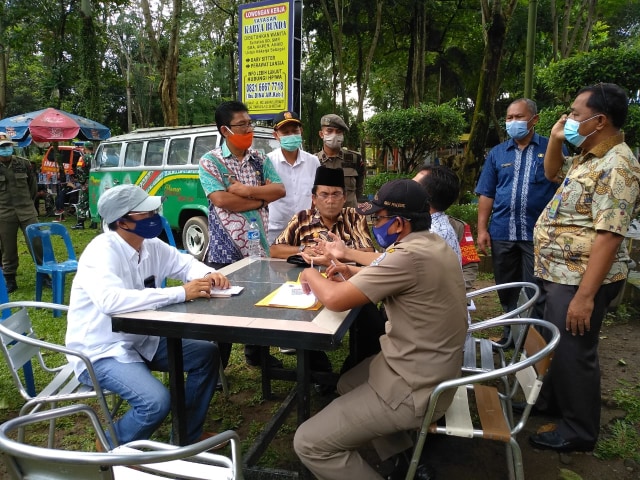 Satgas COVID-19 Sumut menutup Hairos Waterpark usai viralnya video kerumunan warga di kolam renang di tengah pandemi COVID-19.  FOTO: SumutNews