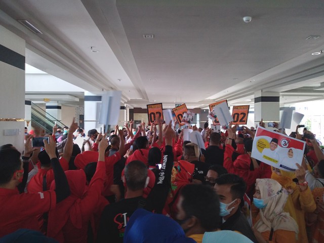 Kerumunan pendukung salah satu paslon Pilkada Kepri 2020 usai tahapan pengundian nomoe urut di Hotel CK Tanjungpinang. Foto: Ismail/kepripedia.com
