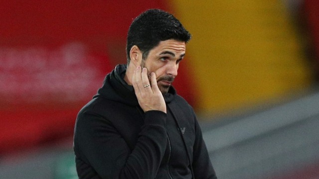 Manajer Arsenal Mikel Arteta selama pertandingan Liverpool vs Arsenal di Stadion Anfield, Liverpool, Inggris, (28/9). Foto: Pool via REUTERS/Jason Cairnduff