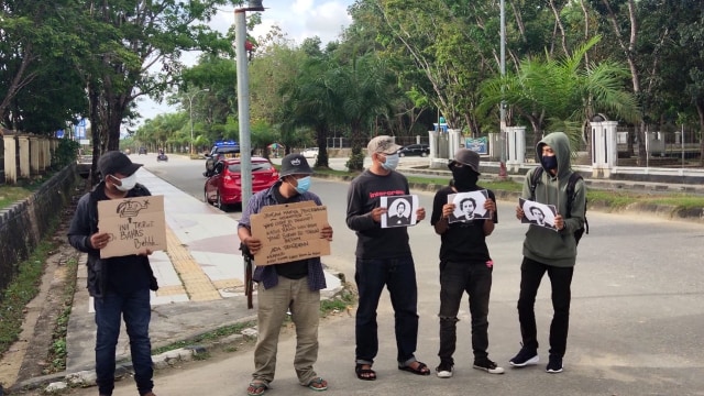 Sejumlah aktivis di kendari menggelar aksi kamisan di halaman Mapolda Sultra. Foto: Deden/kendarinesia.