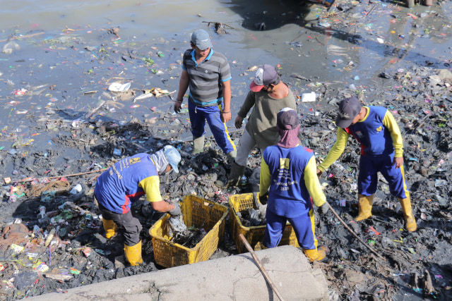 Petugas kebersihan di Palembang membersihkan sampah plastik di bantaran Sungai Musi. (Foto. Istimewa)