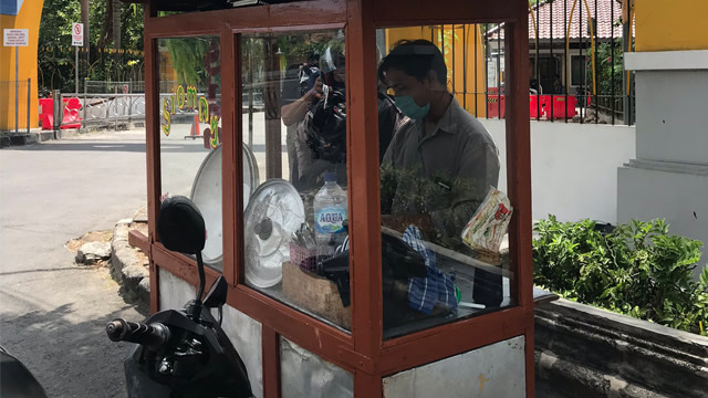 Kasihan, Gerobak Pedagang Siomai Ditabrak Motor Sampai Dagangannya Kocar-kacir (1)