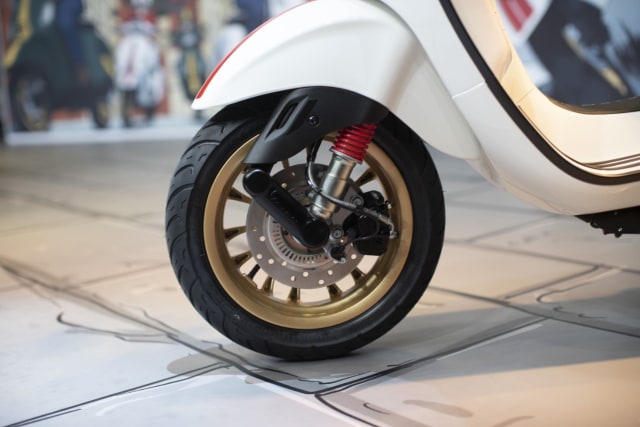 Foto: Melihat Lebih Dekat Vespa Sprint 150 dan GTS 300 HPE Racing Sixties (340212)
