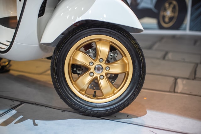 Foto: Melihat Lebih Dekat Vespa Sprint 150 dan GTS 300 HPE Racing Sixties (340222)