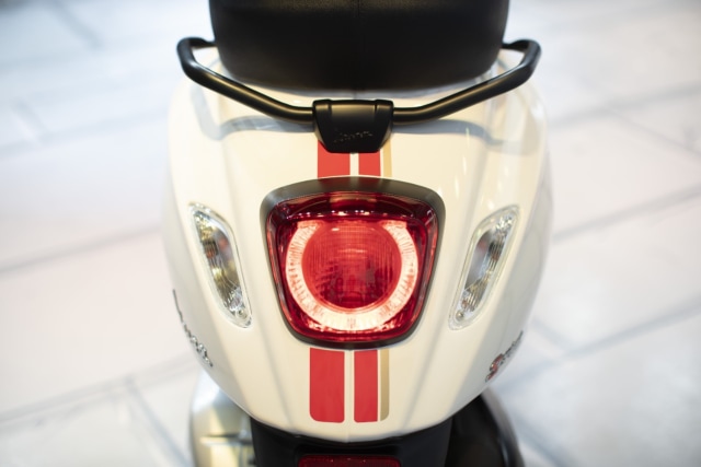 Foto: Melihat Lebih Dekat Vespa Sprint 150 dan GTS 300 HPE Racing Sixties (340219)