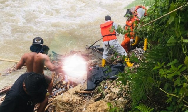 Mayat Mr X Ditemukan di Pinggir Sungai, Petugas Evakuasi Pakai APD Lengkap (60394)