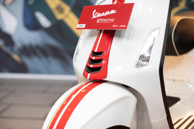 Foto: Melihat Lebih Dekat Vespa Sprint 150 dan GTS 300 HPE Racing Sixties (340227)