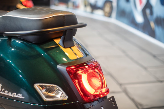 Foto: Melihat Lebih Dekat Vespa Sprint 150 dan GTS 300 HPE Racing Sixties (340224)