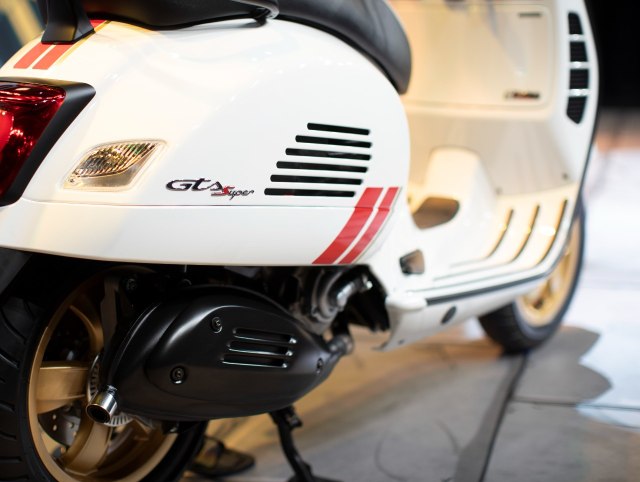 Foto: Melihat Lebih Dekat Vespa Sprint 150 dan GTS 300 HPE Racing Sixties (340214)