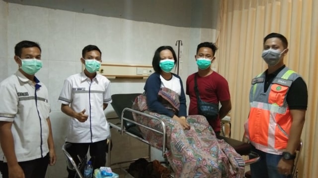 Nyonya Arum dan suami serta petugas medis ASTRA Tol Cipali saat di RSUD Ciereng Subang. (Juan)