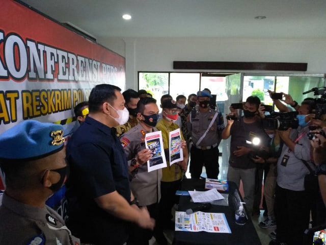 Wakapolrestabes Medan, AKBP Irsan Sinuhaji menggelar paparan kasus pesta kolam renang saat pandemi COVID-19. Foto: SumutNews