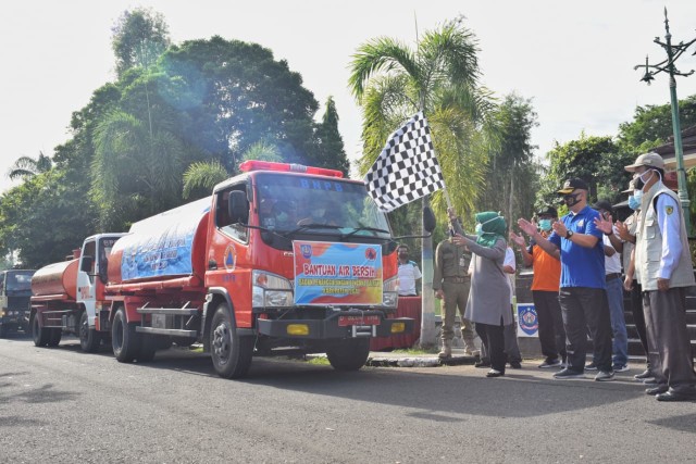 Bupati Tegal, Umi Azizah usai melepas truk tanki untuk pendistribusian air bersih, Jumat (2/10).