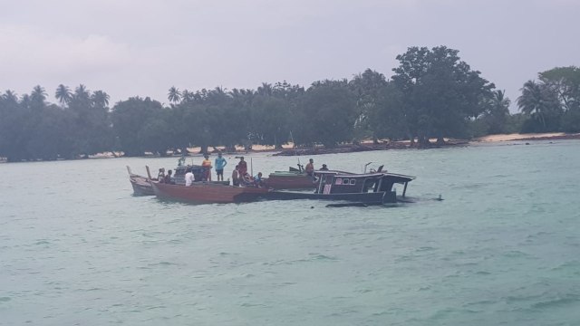 Warga menunjukkan lokasi tenggelam kapal. Foto: Istimewa
