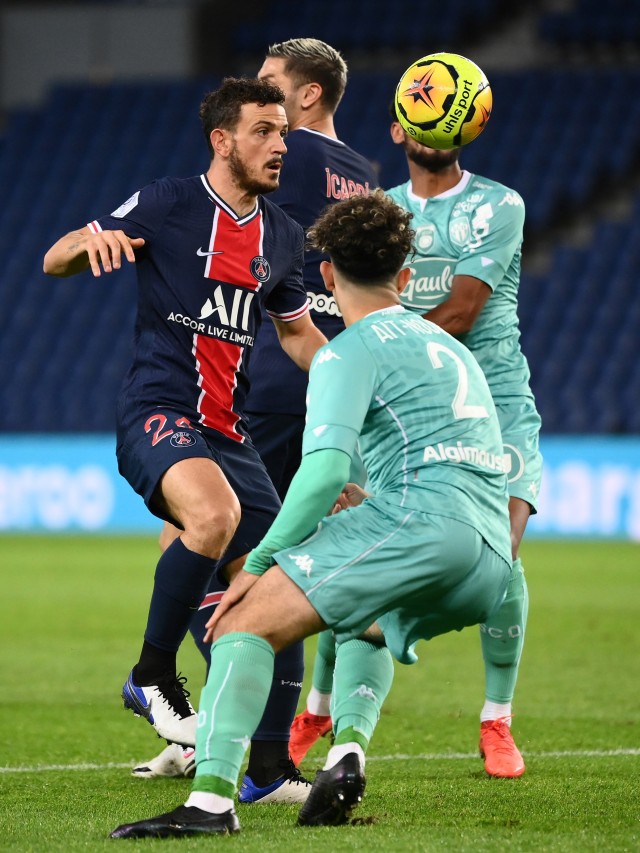 Pemain Paris Saint-Germain Alessandro Florenzi berebut bola dengan pemain Angers pada pertandingan lanjutan Ligue 1 di stadion Parc des Princes, Paris, Prancis. Foto: FRANCK FIFE / AFP