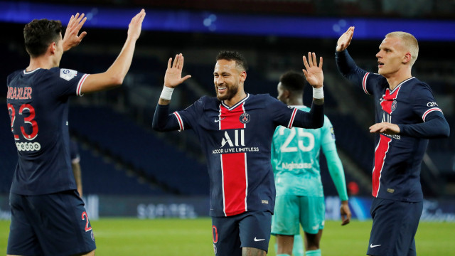 Selebrasi pemain Paris Saint-Germain Neymar usai mencetak gol ke gawang Angers pada pertandingan lanjutan Ligue 1 di stadion Parc des Princes, Paris, Prancis. Foto: Benoit Tessier/REUTERS