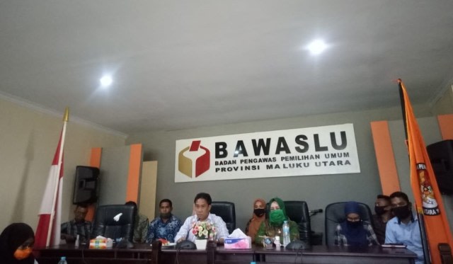 Bawaslu Maluku Utara saat pertemuan di Kantor di Ternate. Foto: Rajif Duchlun/cermat