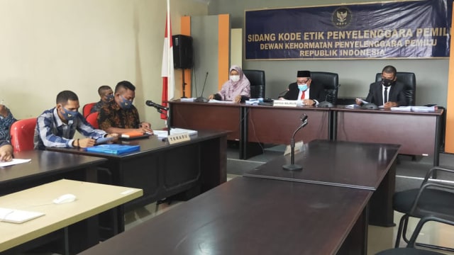 Sidang kode etik penyelenggara pemilu Dewan Pengelenggara Pemulu Republik Indonesia yang diselenggarakan di Ternate. Sidang tersebut terkait dengan laporan duggan pelanggaran kode etik penyelenggara pemilu di Halmahera Selatan. Foto: Rajif Duchlun/cermat