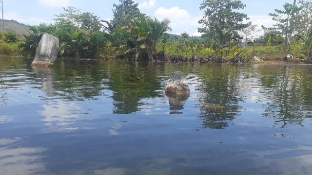 Batu Beranak yang tampak di permukaan air dekat Pulau Mantai, Danau Sentani, Kabupaten Jayapura. (Dok: Balai Arkeologi Papua/Hari Suroto)