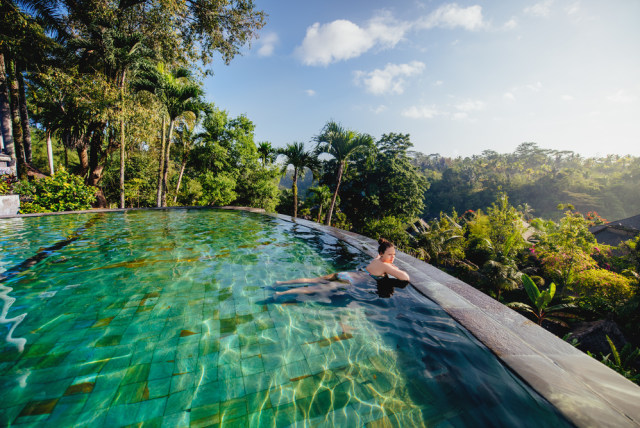 Ilustrasi kolam renang di Bali. Foto: Shutter Stock
