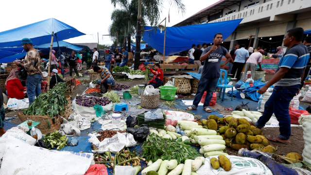 Sejumlah pedagang di pasar tradisional Lambaro tidak mamakai masker dan mengabaikan protokol kesehatan saat beraktifitas, di Aceh Besar, Aceh, Sabtu (3/10). Foto: Irwansyah Putra/ANTARA FOTO