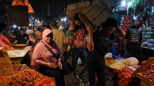 Pedagang dan juru angkut beraktivitas tanpa menggunakan masker di Pasar Induk Kramat Jati, Jakarta, Kamis (1/10). Foto: Indrianto Eko Suwarso/ANTARA FOTO