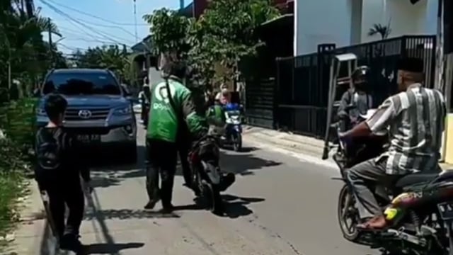 Kasihan! Driver Ojol Tercebur Got saat Antar Paket, Basah Kuyup hingga HP Rusak (254475)